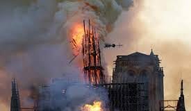 Catedrala Notre Dame din Paris in Flacari